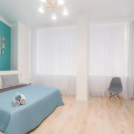 стильная возле моря на французском бульваре *