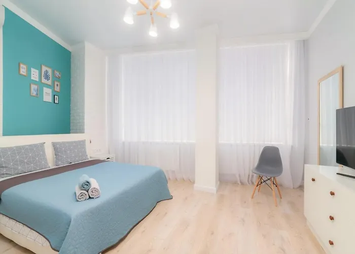 стильная возле моря на французском бульваре *