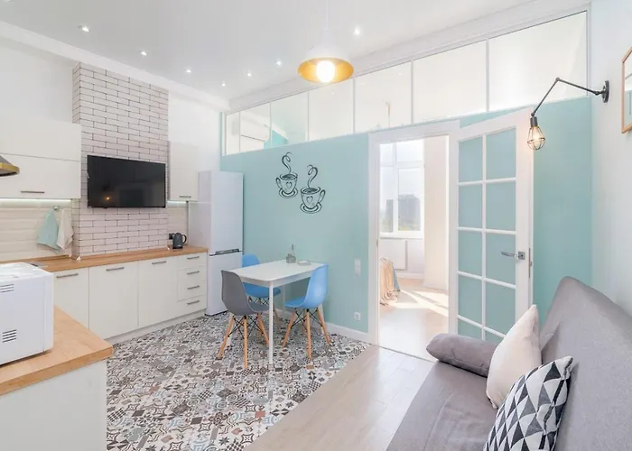 стильная возле моря на французском бульваре