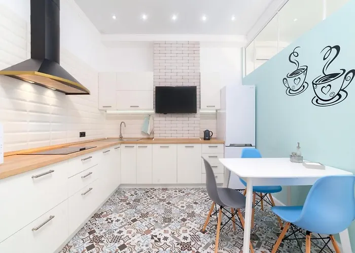 стильная возле моря на французском бульваре *