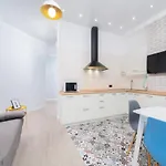 стильная возле моря на французском бульваре Apartman